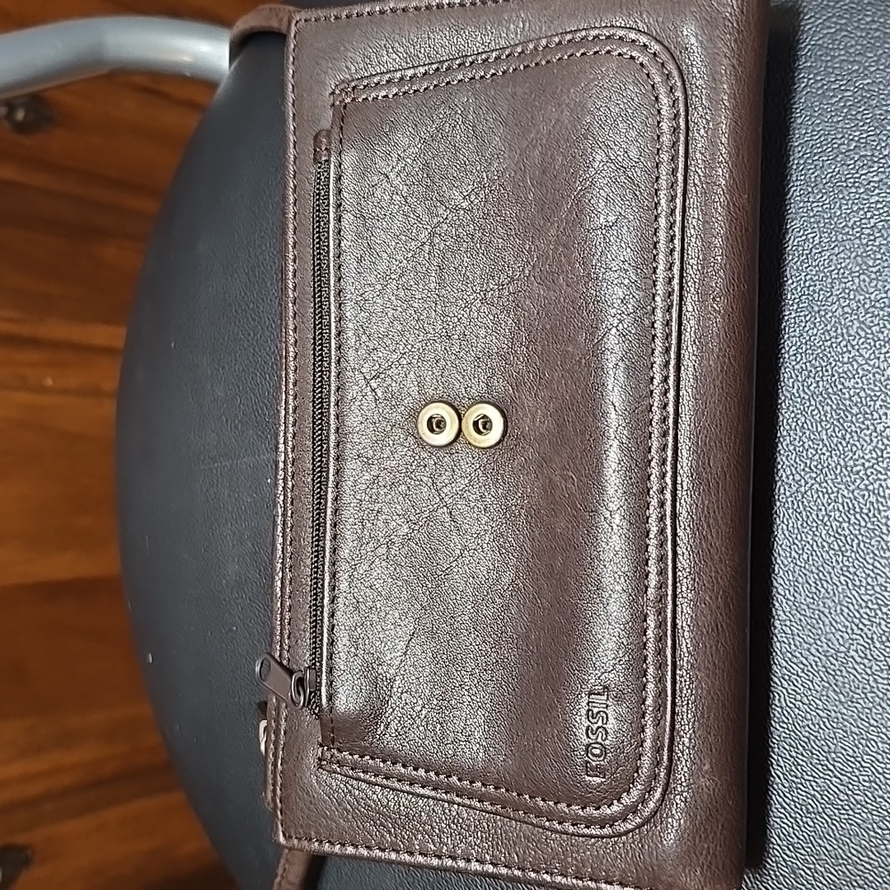 Fossil Brown Leather Clutch with Wristlet and Elegant Design 7.75" Length X 5" W - Picture 5 of 10